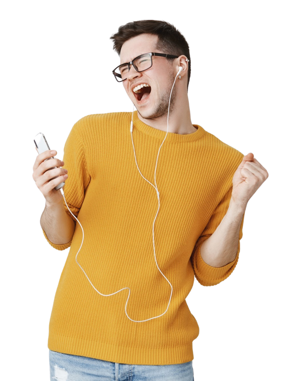 Rapaz ouvindo musica com fones de ouvido e cantando no aplicativo-de-karaoke